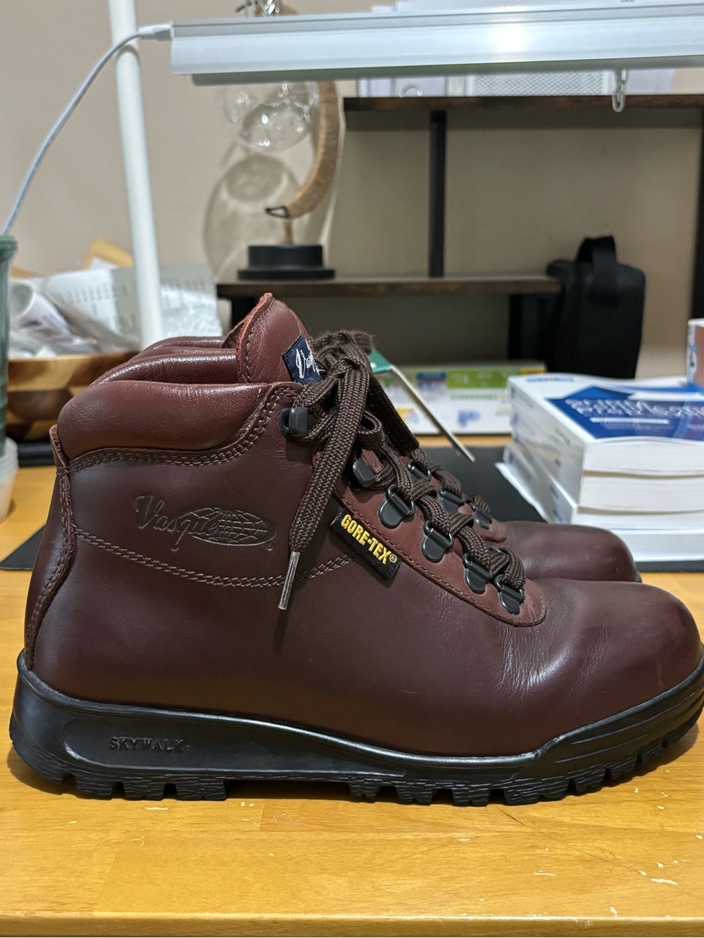 Vasque Skywalk WONMENS  Burgundy Gore-Tex Leather Hiking Boots.